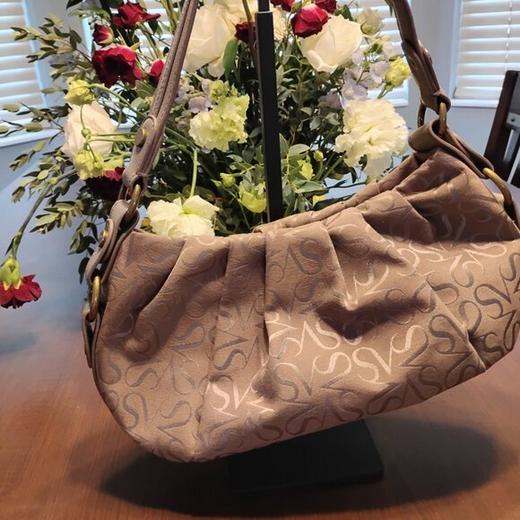 Simply Vera by Vera Wang Beige Monogram Pleated Hobo Shoulder Bag Handbag Purse - Picture 3 of 4